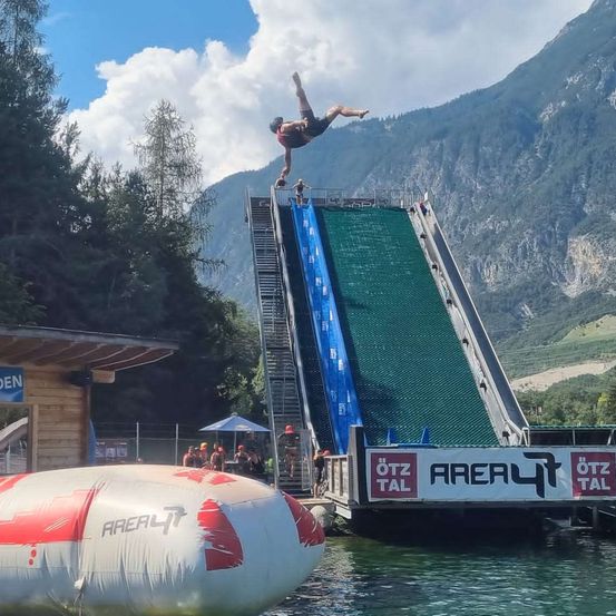 Bild enthält, Water, Person, Diving, Helmet, Clothing, Shorts