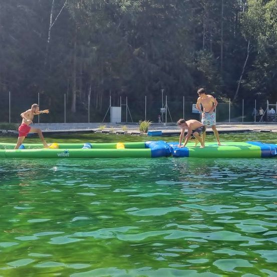 Bild enthält, Person, Water, Clothing, Shorts