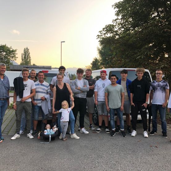 Bild enthält, People, Person, Pants, Jeans, Groupshot, Adult, Male, Man, Boy, Teen