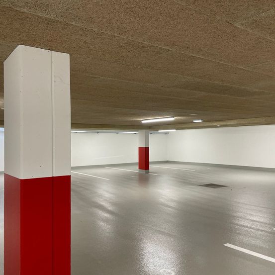 Bild enthält, Floor, Indoors, Architecture, Building, Basement, Room