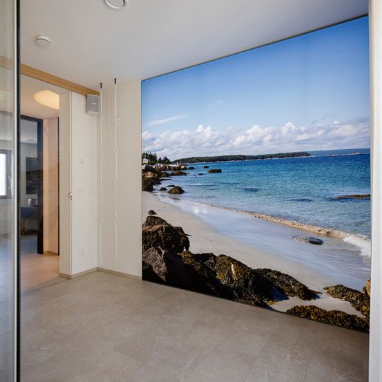 Bild enthält, Floor, Flooring, Architecture, Building, Indoors, Interior Design, Nature, Outdoors, Scenery, Water