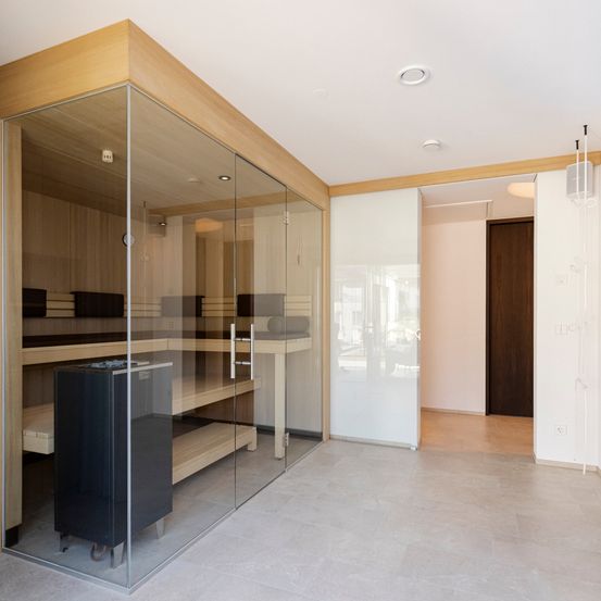 Bild enthält, Indoors, Interior Design, Door, Floor, Corner, Flooring, Furniture, Sliding Door