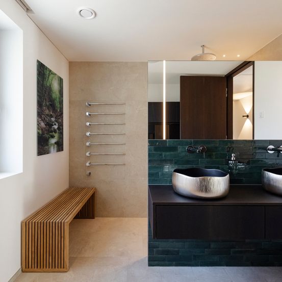 Bild enthält, Corner, Indoors, Interior Design, Sink, Bench, Furniture, Sink Faucet, Architecture, Building