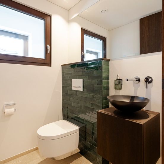 Bild enthält, Corner, Sink, Sink Faucet, Bathroom, Indoors, Room, Toilet