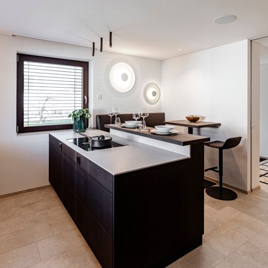 Bild enthält, Indoors, Interior Design, Kitchen, Home Decor, Floor, Kitchen Island, Sink, Sink Faucet, Table, Cooktop