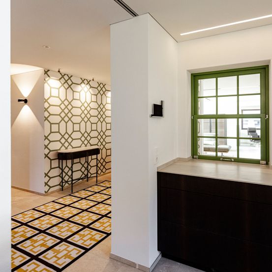 Bild enthält, Floor, Flooring, Indoors, Interior Design, Corner, Architecture, Building, Home Decor, Table, Window