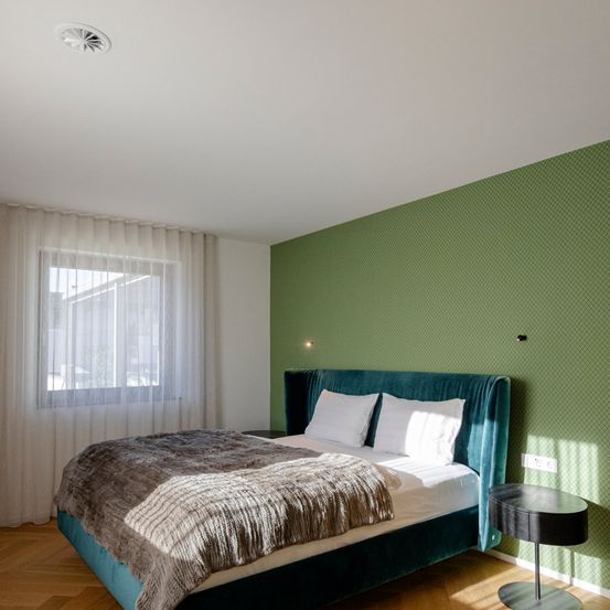 Bild enthält, Interior Design, Floor, Corner, Flooring, Lamp, Bed, Home Decor, Cushion, Hardwood, Wood