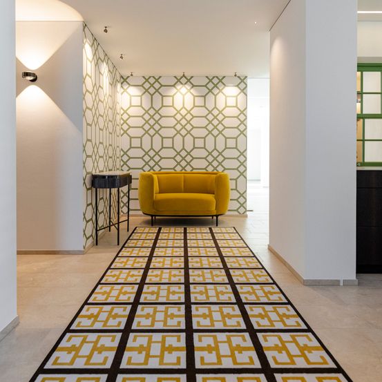 Bild enthält, Floor, Flooring, Home Decor, Indoors, Architecture, Building, Couch, Furniture, Interior Design, Foyer