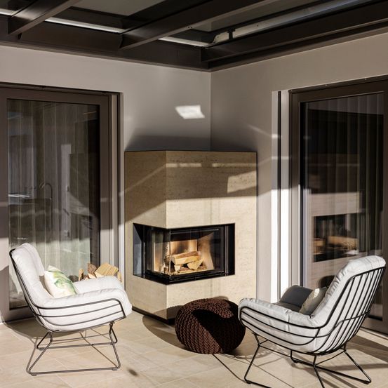 Bild enthält, Fireplace, Indoors, Hearth, Chair, Furniture, Building, Living Room, Room, Home Decor, Floor