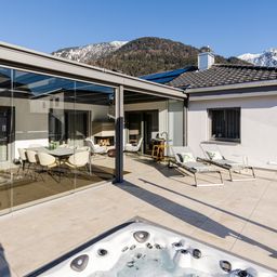 Bild enthält, Tub, Hot Tub, Building, House, Housing, Villa, Indoors, Interior Design, Chair, Furniture