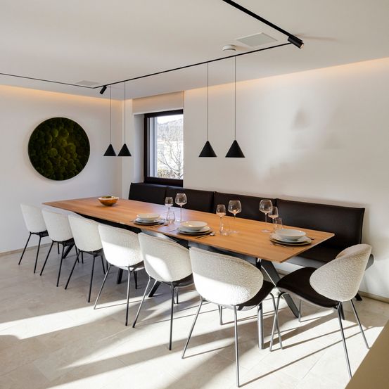 Bild enthält, Dining Room, Dining Table, Furniture, Indoors, Room, Table, Interior Design, Tabletop, Chair, Home Decor