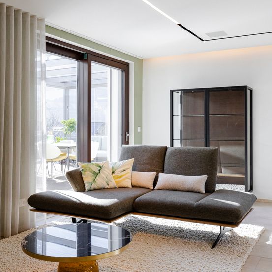 Bild enthält, Home Decor, Furniture, Couch, Indoors, Living Room, Room, Table, Chair, Coffee Table, Window