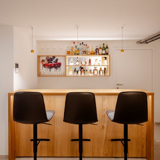 Bild enthält, Chair, Furniture, Indoors, Interior Design, Lamp, Dining Table, Table, Person, Desk, Beauty Salon