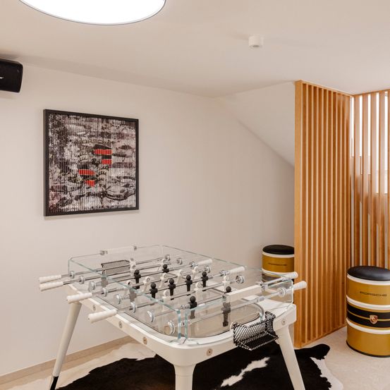 Bild enthält, Indoors, Interior Design, Furniture, Table, Architecture, Building, Floor, Living Room, Wood, Flooring