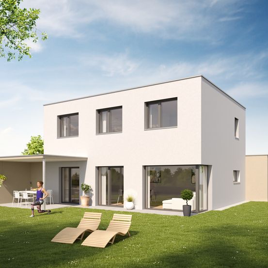 Ein modernes weißes Haus mit großen Glasfenstern und Türen, einer Person, die vor dem Haus Übungen macht, und einer Terrasse mit Stühlen, einem Tisch und Topfpflanzen.