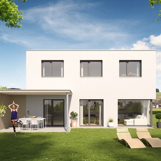 Ein modernes weißes Haus mit großen Fenstern und Glastüren, eine Frau macht Yoga davor und eine Terrasse mit Tisch und Stühlen.