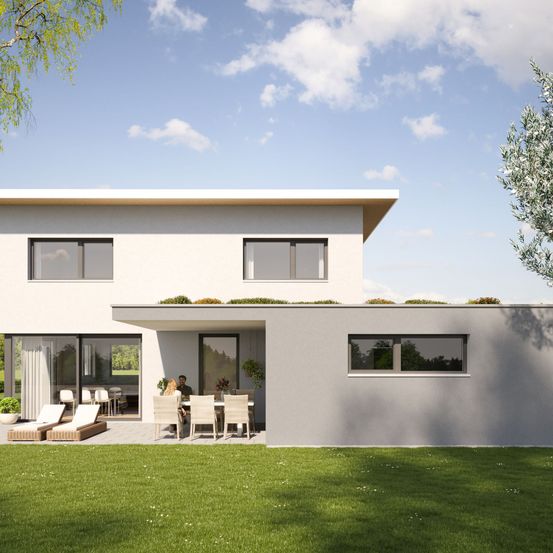 Ein modernes, weißes Haus mit großen Fenstern und einem Flachdach. Zwei Personen sitzen draußen auf Gartenstühlen um einen Tisch herum. Die Umgebung ist im Freien mit einem üppigen grünen Rasen.