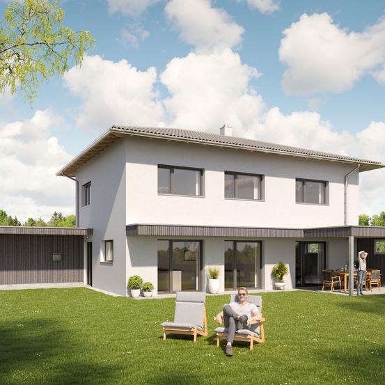 Ein modernes, weißes Haus mit großen Fenstern, einem Mann, der auf einem Stuhl im Vorgarten sitzt, und einem Tisch mit Stühlen auf der Terrasse.