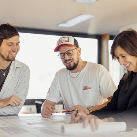 Bild enthält, Adult, Male, Man, Person, Female, Woman, Face, Conversation, Glasses, Necklace