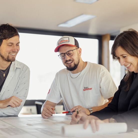 Bild enthält, Adult, Male, Man, Person, Female, Woman, Face, Conversation, Glasses, Necklace