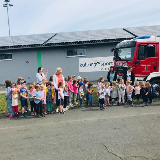 Bild enthält, People, Person, Transportation, Truck, Vehicle, Fire Truck, Footwear, Shoe, Jeans, Fire Station