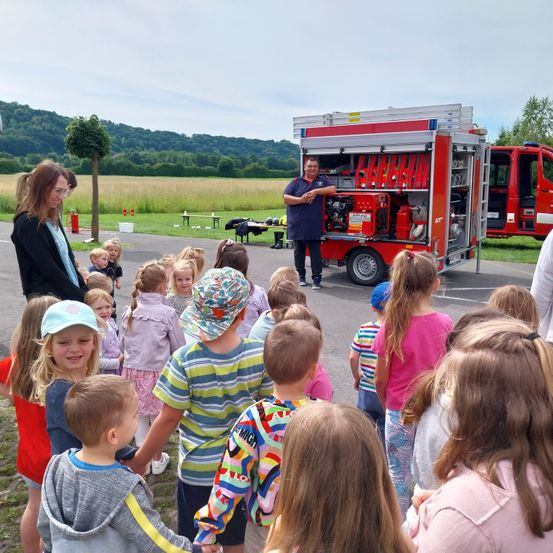 Bild enthält, Adult, Female, Person, Woman, Child, Girl, Boy, Male, People, Jeans