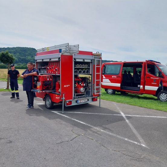 Bild enthält, Person, Transportation, Vehicle, Machine, Wheel, Truck, Fire Truck, Fire Station