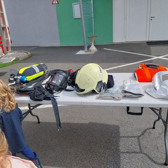 Bild enthält, Helmet, Hardhat, Child, Female, Girl, Person, First Aid, Face, Shoe, Stretcher