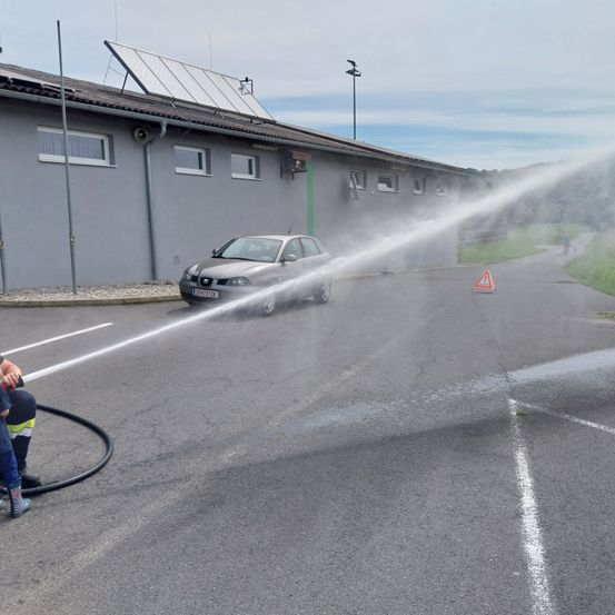 Bild enthält, Car, Vehicle, Person, Extinguishing Fire, Fire, Machine, Wheel, Face, Car Wash, Shoe