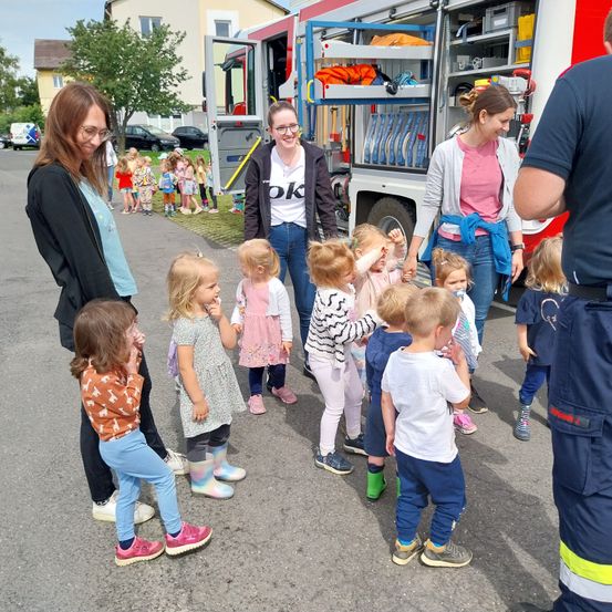 Bild enthält, People, Person, Pants, Adult, Male, Man, Shoe, Child, Female, Girl