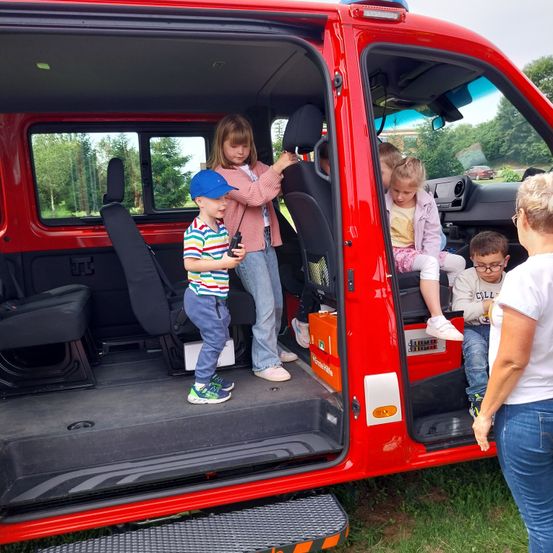 Bild enthält, Pants, Person, Photography, Portrait, Grass, Adult, Male, Man, Boy, Child