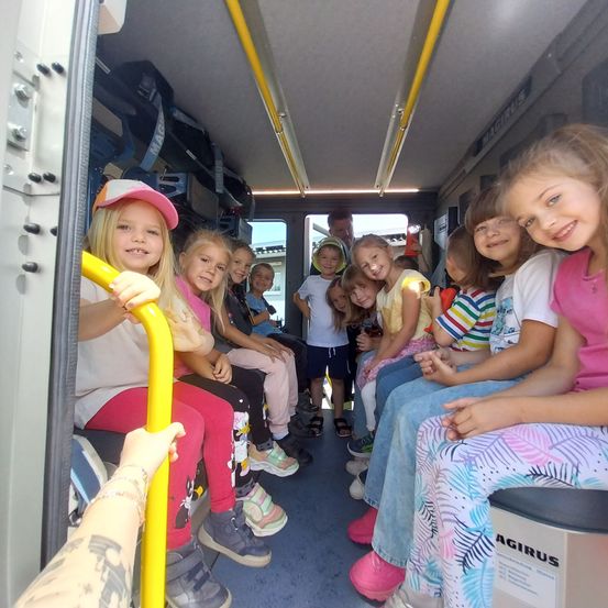 Bild enthält, Photography, Person, Portrait, People, Shoe, Shelter, Hat, Pants, Sneaker, Child