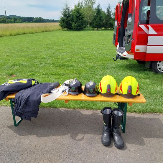 Bild enthält, Grass, Plant, Shoe, Helmet, Wheel, Lawn, Bench, Outdoors, Park, Car
