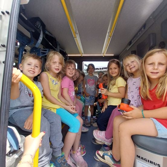 Bild enthält, Photography, People, Person, Portrait, Shoe, Shorts, Child, Female, Girl, Sneaker