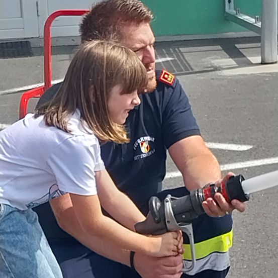 Bild enthält, Person, Face, Head, E-scooter, Transportation, Vehicle, Arrest