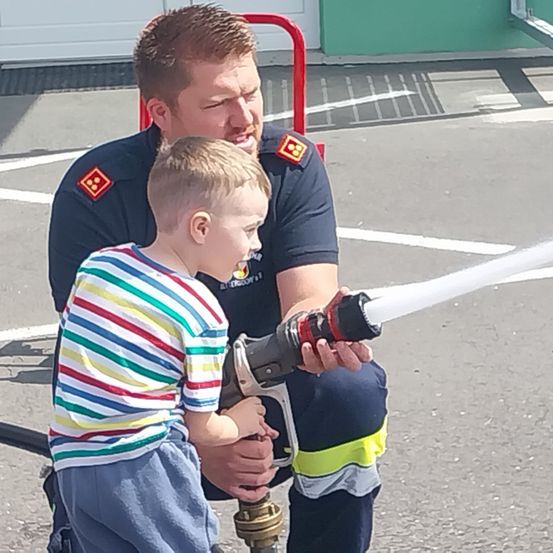 Bild enthält, Boy, Child, Male, Person, Face, Head