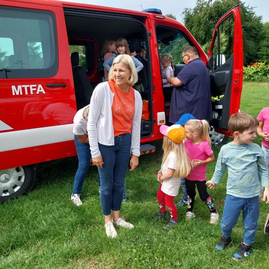 Bild enthält, Pants, People, Person, Grass, Child, Female, Girl, Boy, Male, Jeans