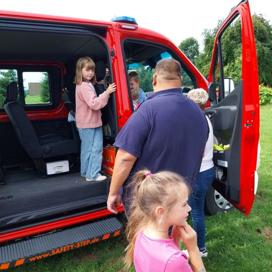 Bild enthält, Photography, Person, Portrait, Grass, Child, Female, Girl, Adult, Male, Man