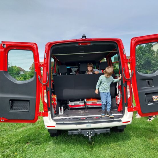 Bild enthält, Boy, Child, Male, Person, Fun, Vacation, Wheel, Truck, Vehicle, Shoe