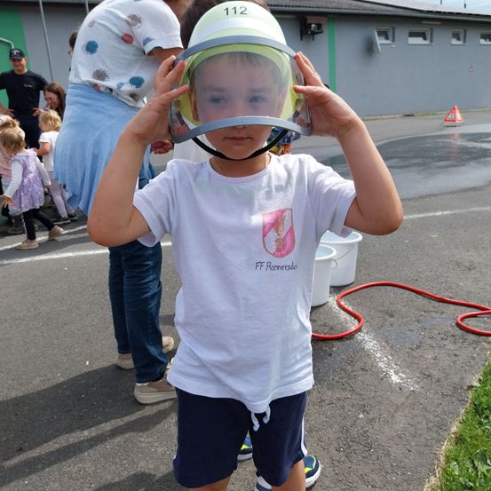 Bild enthält, Helmet, Person, Photography, Portrait, Hardhat, City, Street, T-Shirt, Shorts, Shoe