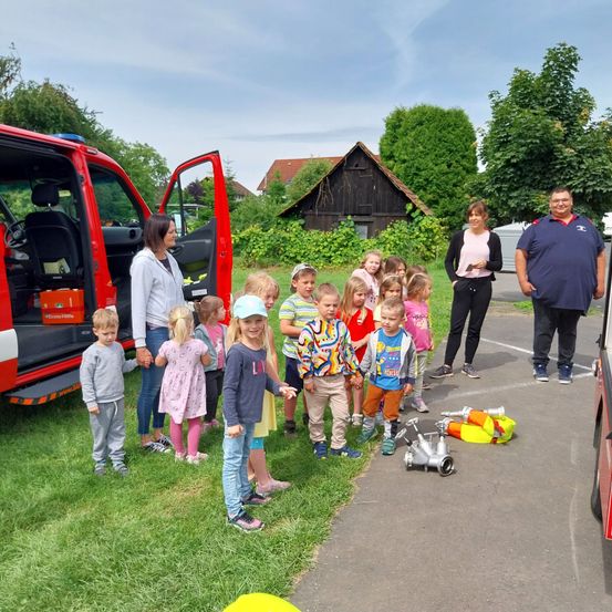 Bild enthält, Adult, Male, Man, Person, People, Car, Vehicle, Wheel, Shoe, Jeans