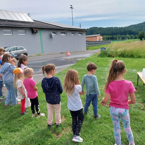 Bild enthält, Grass, Person, Walking, People, Child, Female, Girl, Pants, Boy, Male