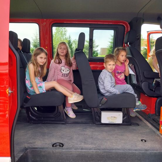 Bild enthält, Cushion, Home Decor, Person, Car, Vehicle, Shoe, Face, Head, People, Portrait