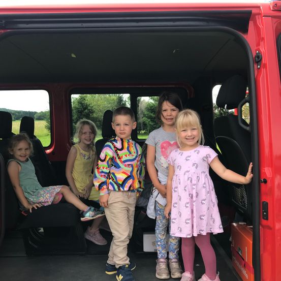 Bild enthält, Person, Portrait, Child, Female, Girl, Boy, Male, Shoe, Car, People