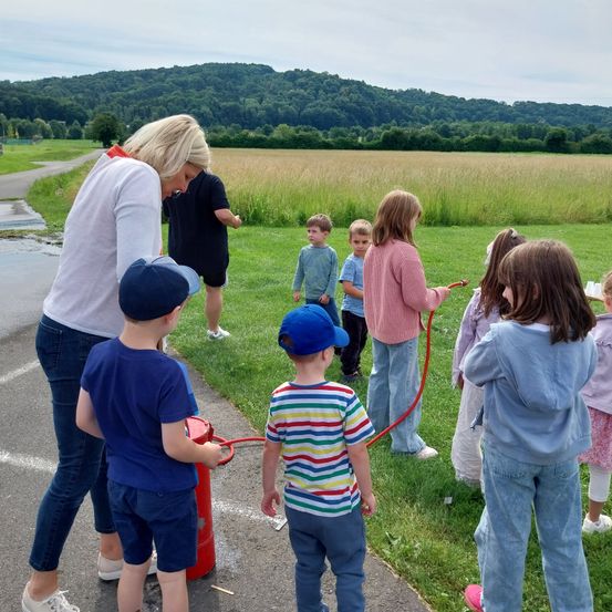 Bild enthält, Pants, Person, Walking, Grass, Jeans, Park, Child, Female, Girl, Boy