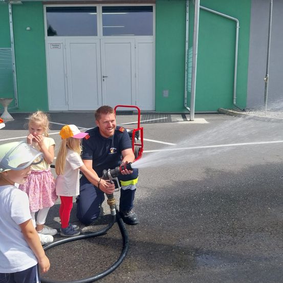 Bild enthält, Adult, Male, Man, Person, Child, Female, Girl, Shoe, Bicycle, Face