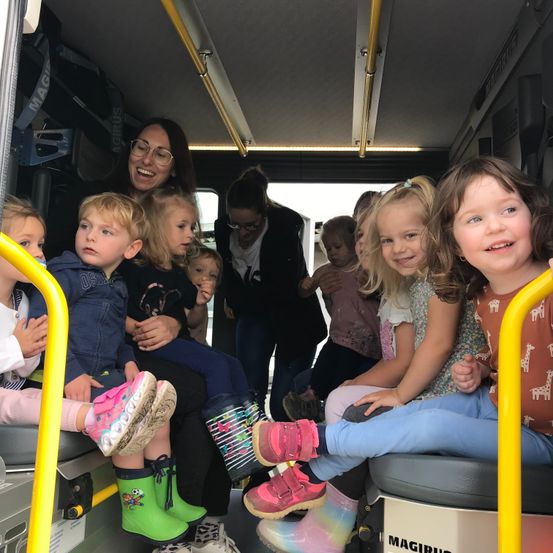 Bild enthält, Shoe, Sneaker, People, Person, Portrait, Child, Female, Girl, Adult, Woman