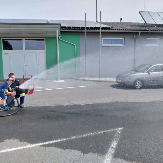 Bild enthält, Car, Car Wash, Transportation, Vehicle, Person, Machine, Wheel, Jeans, Shoe, Face