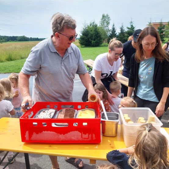 Bild enthält, Adult, Male, Man, Person, Female, Woman, Child, Girl, Fun, Face