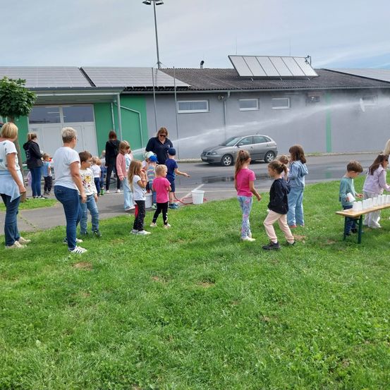 Bild enthält, Grass, People, Person, Walking, Jeans, Pants, Car, Neighborhood, Outdoors, Wheel